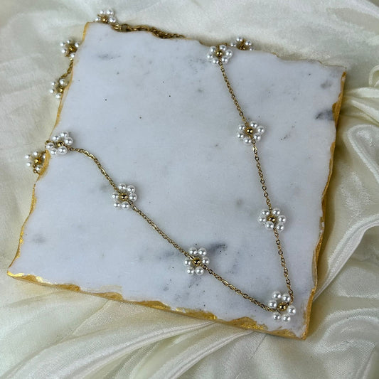 Daisy pearl necklace