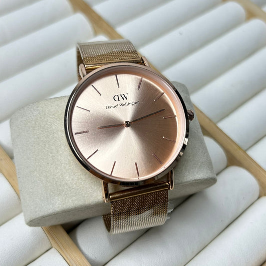 DW 32 mm Round Watch 02