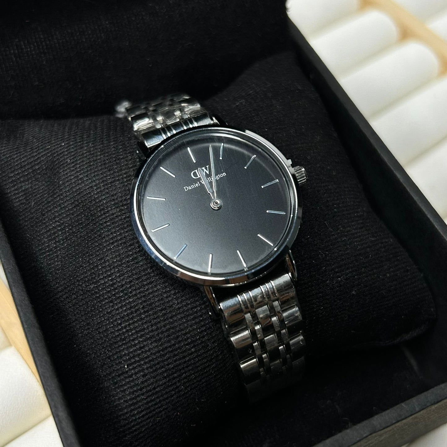 DW 28 mm Round Chain Watch 05