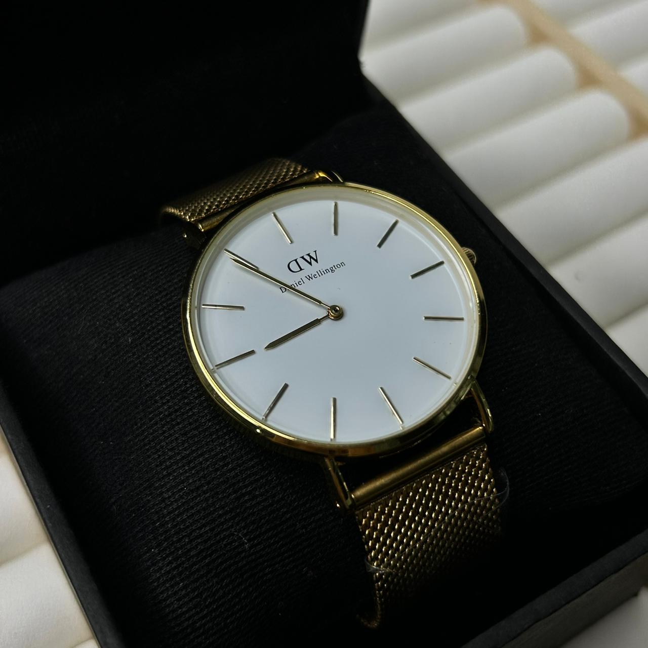 DW 32 mm Round Watch 03