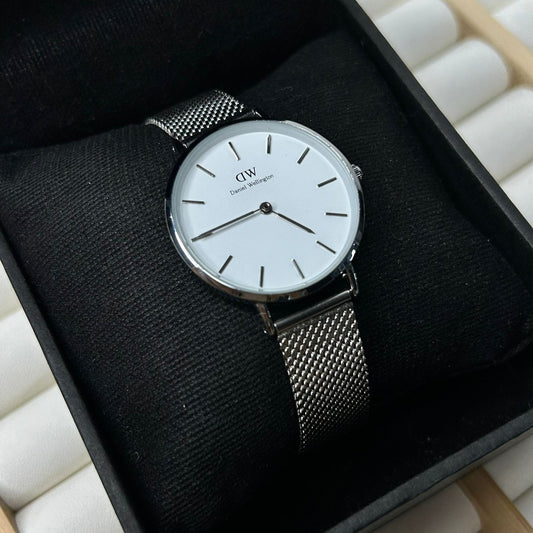 DW 28 mm Round Watch 02
