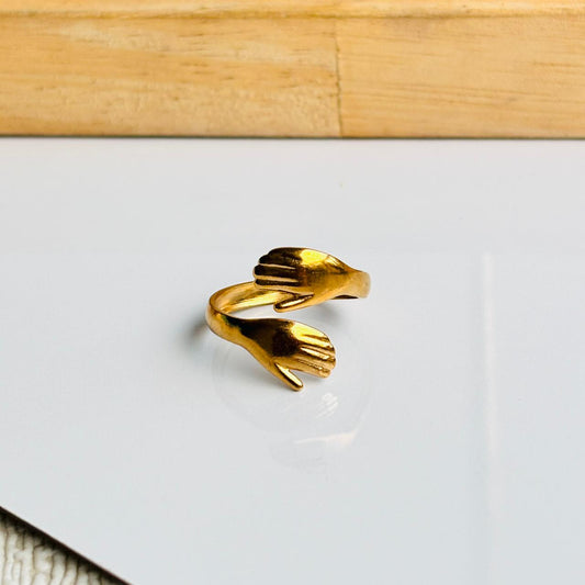 Hug 18K Ring