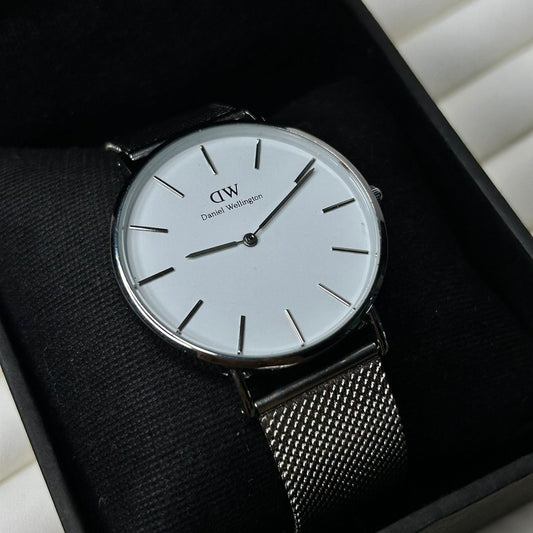 DW 32 mm Round Watch 04