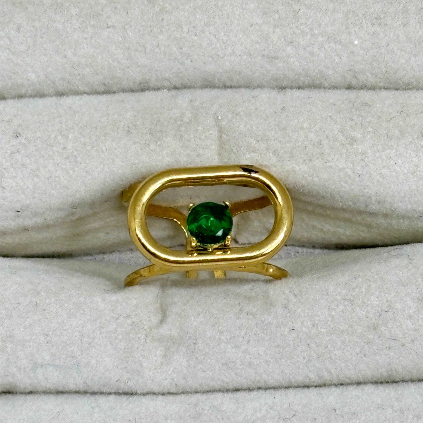 Glow Emerald Ring •