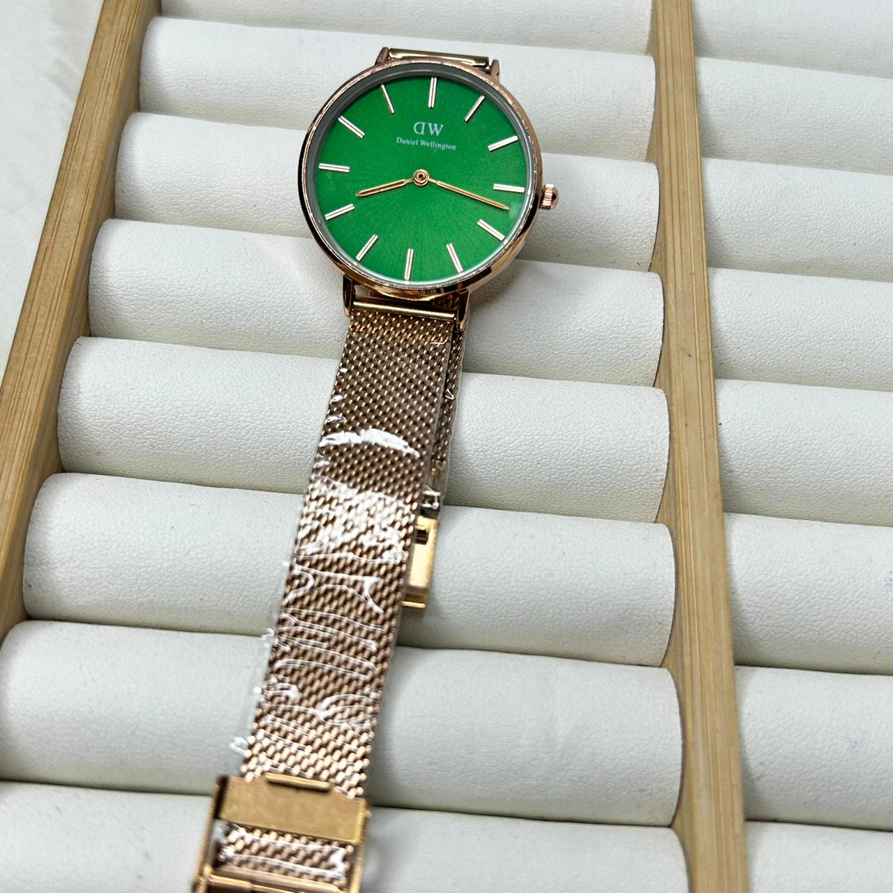 DW 28 mm Round Watch 01