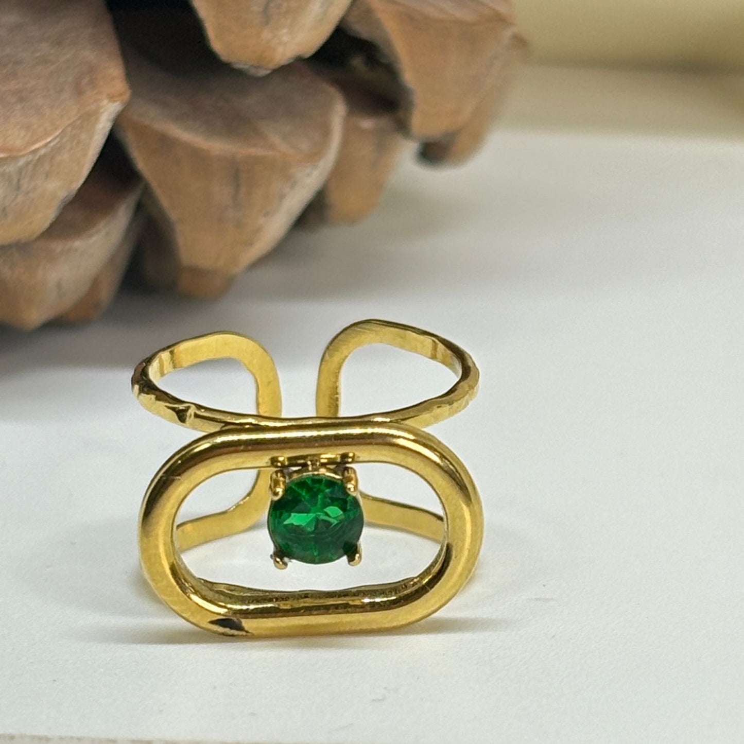 Glow Emerald Ring •