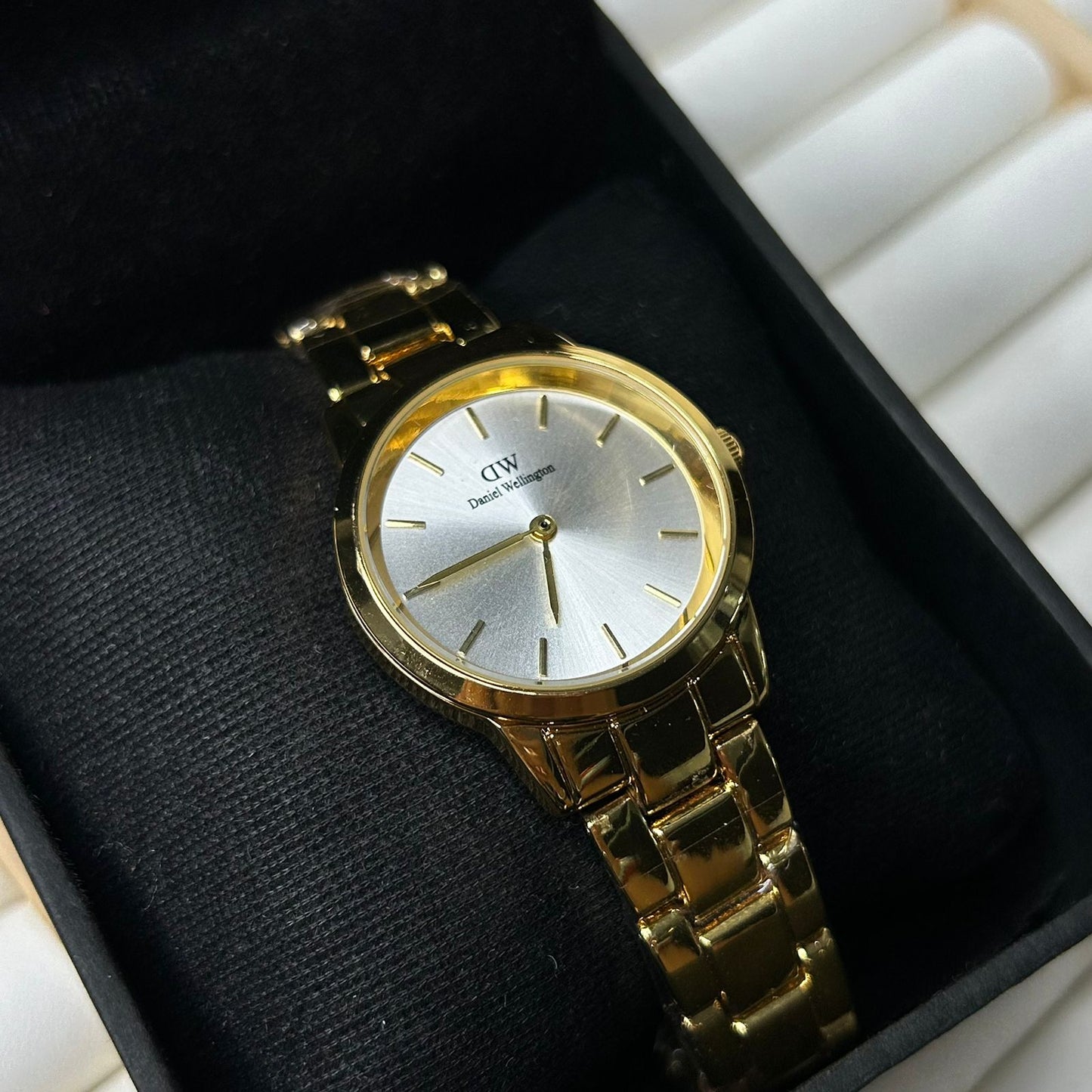 DW 28 mm Round Chain Watch 07