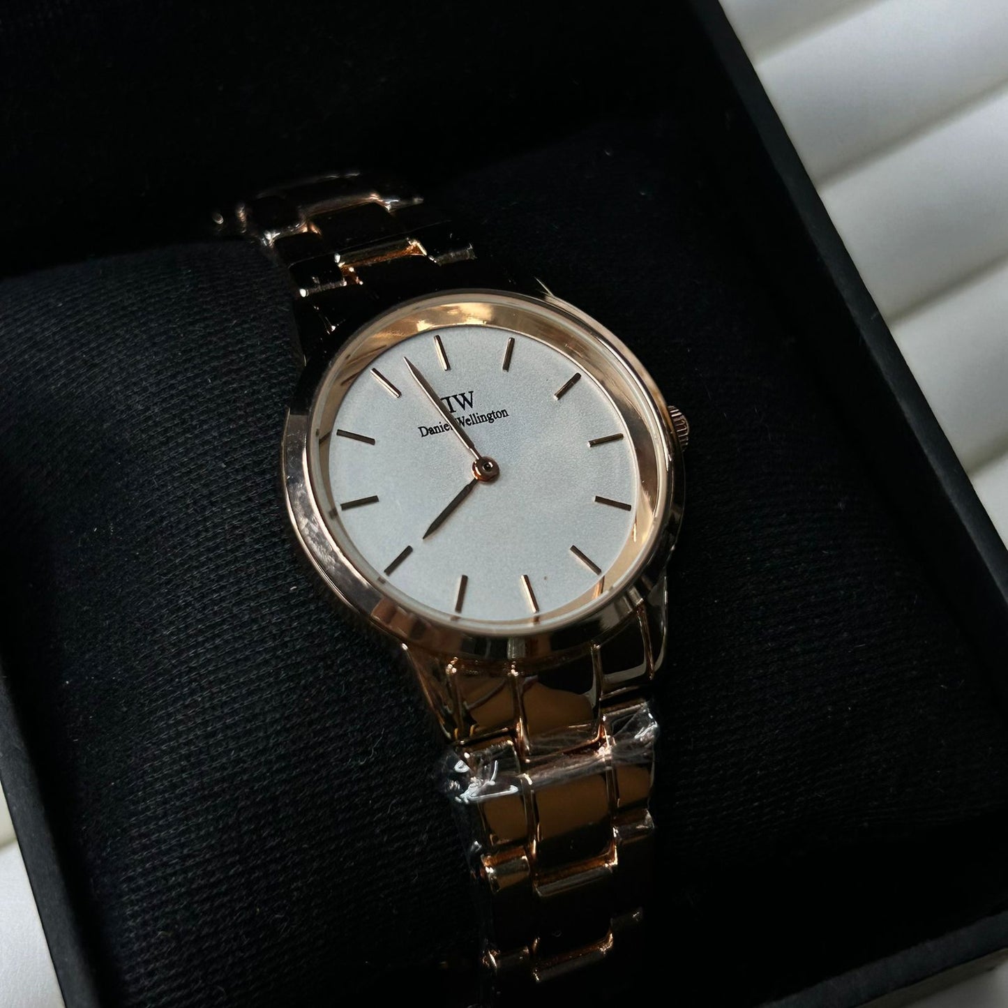 DW 28 mm Round Chain Watch 09