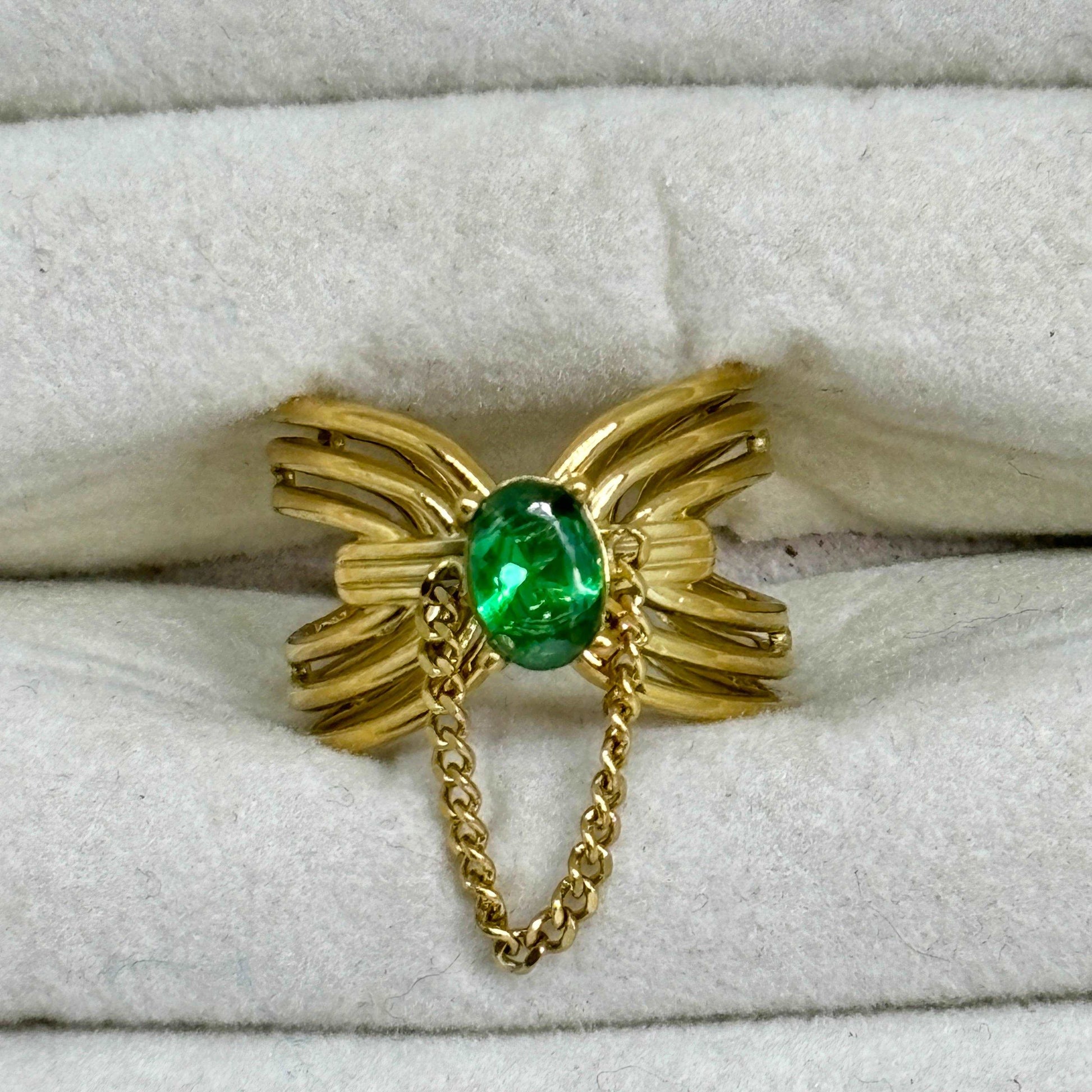 Evana Emerald Ring •