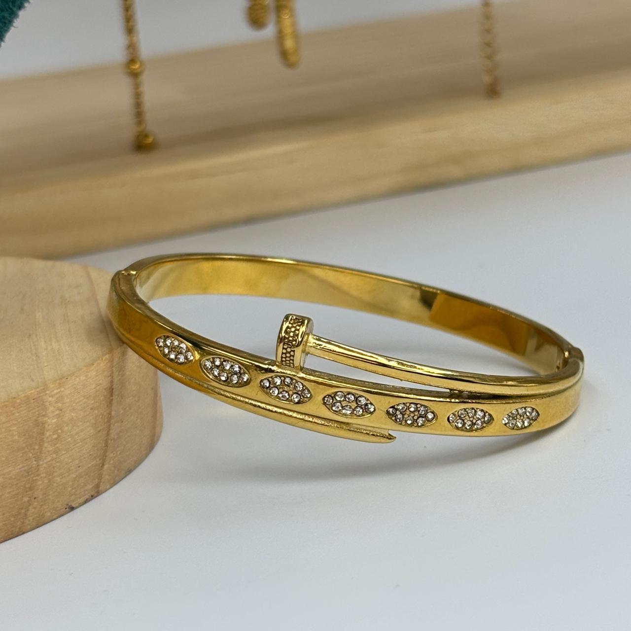 Sculpt Nail Bracelet