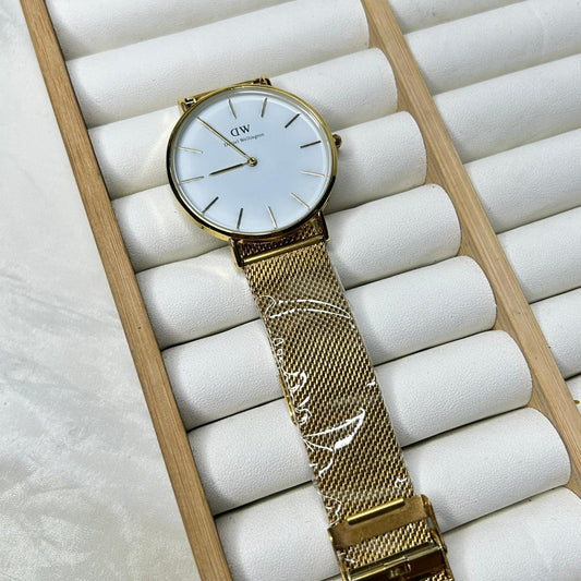 DW 32 mm Round Watch 03