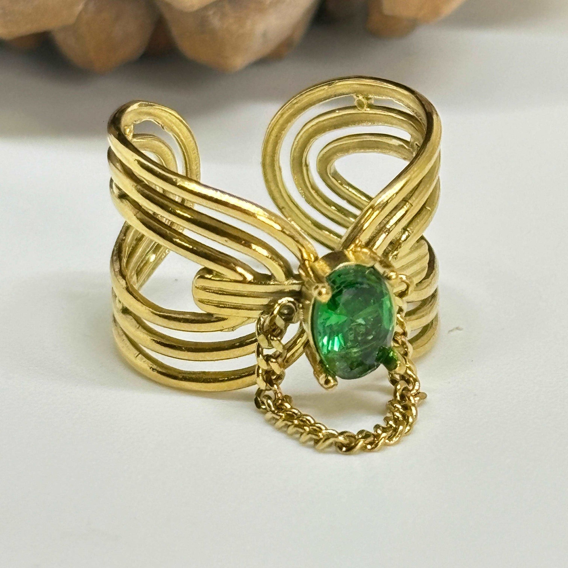 Evana Emerald Ring •