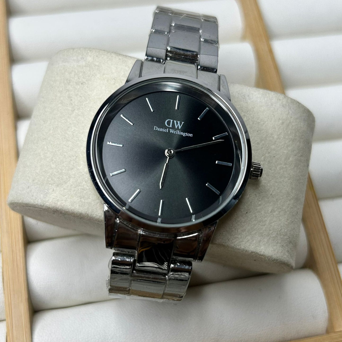 DW 28 mm Round Chain Watch 03