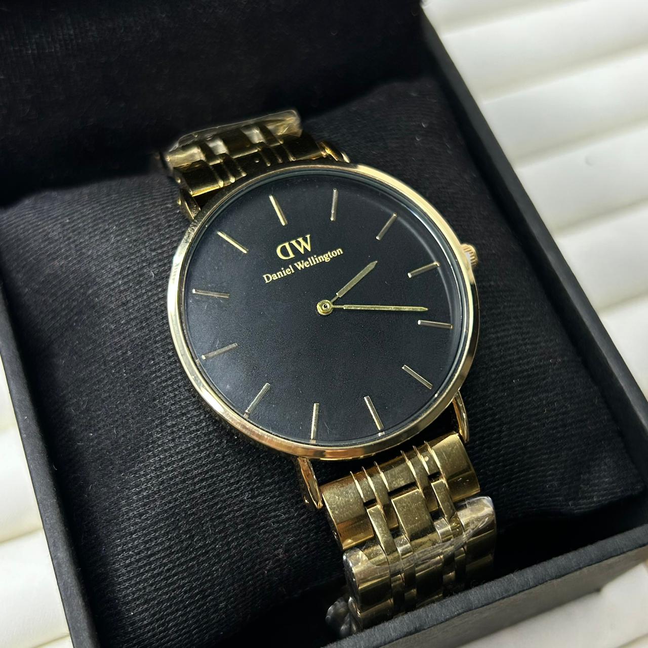 DW 32 mm Round Chain Watch 01