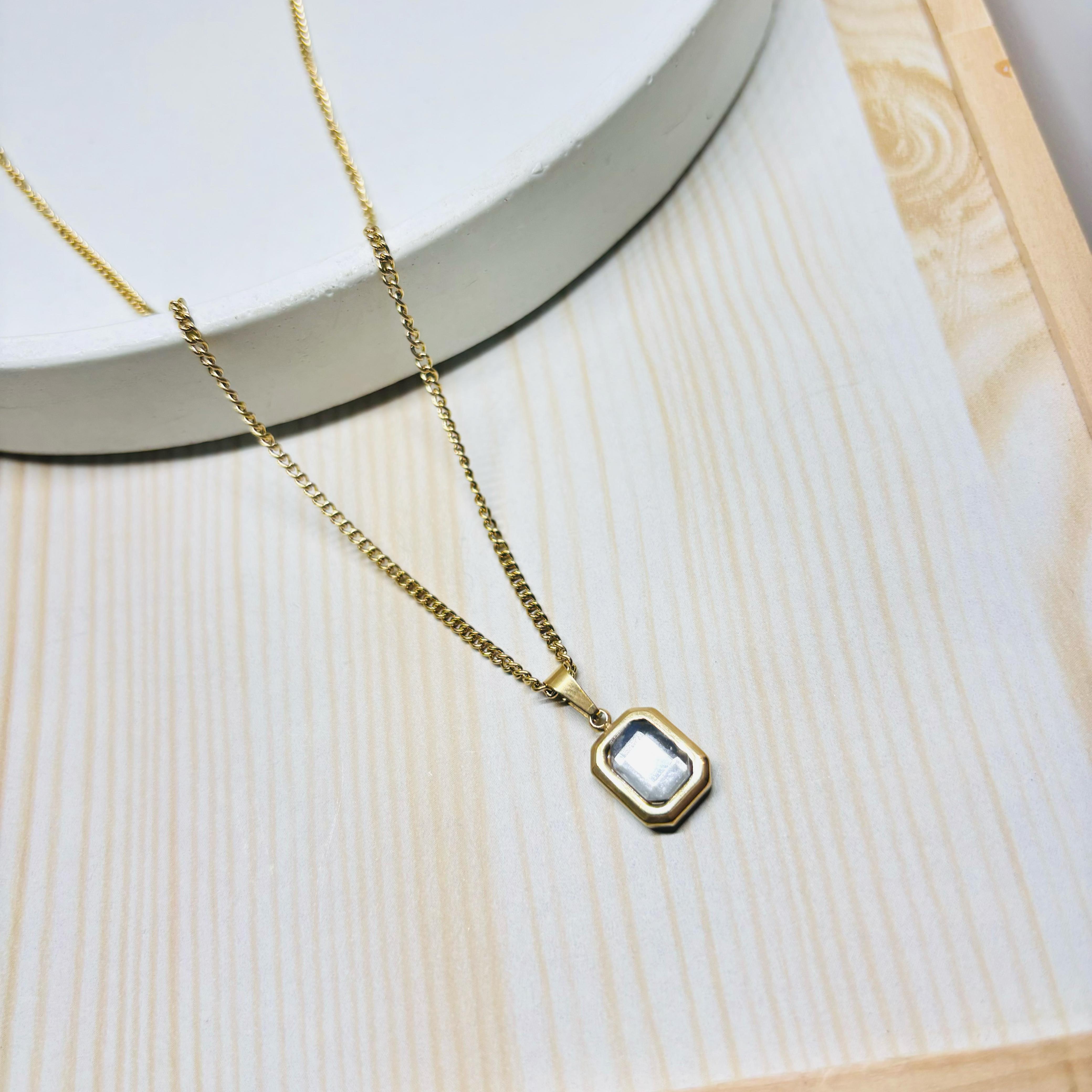 Arvana Solitaire Necklace 