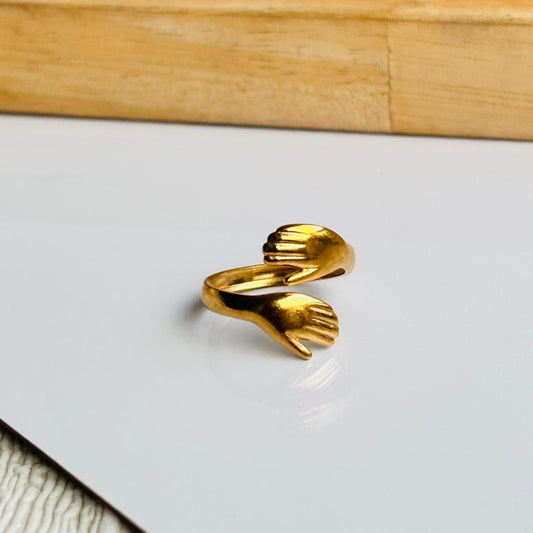 Hug 18K Ring