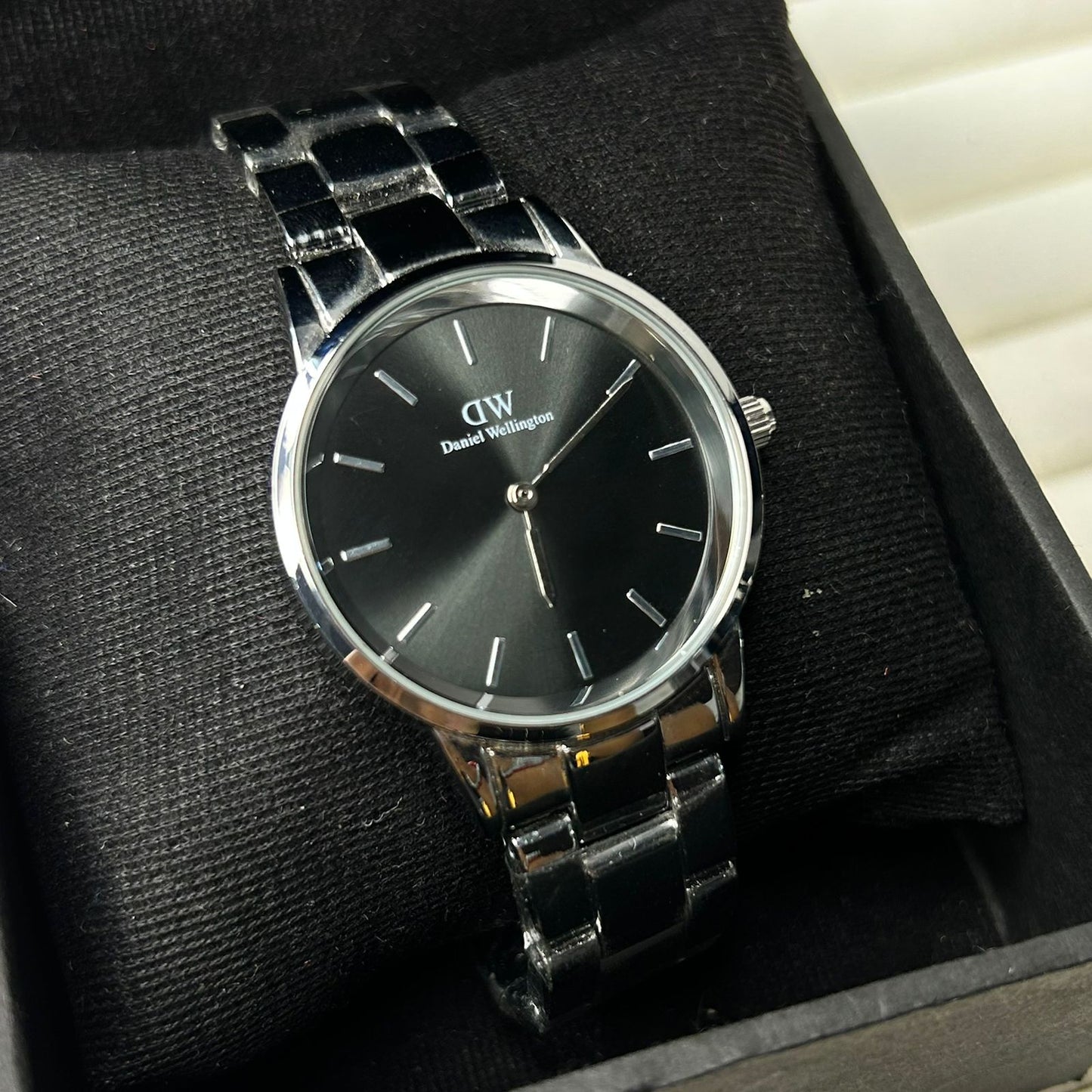 DW 28 mm Round Chain Watch 03