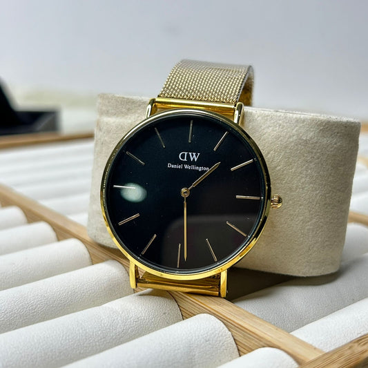 DW 32 mm Round Watch 06