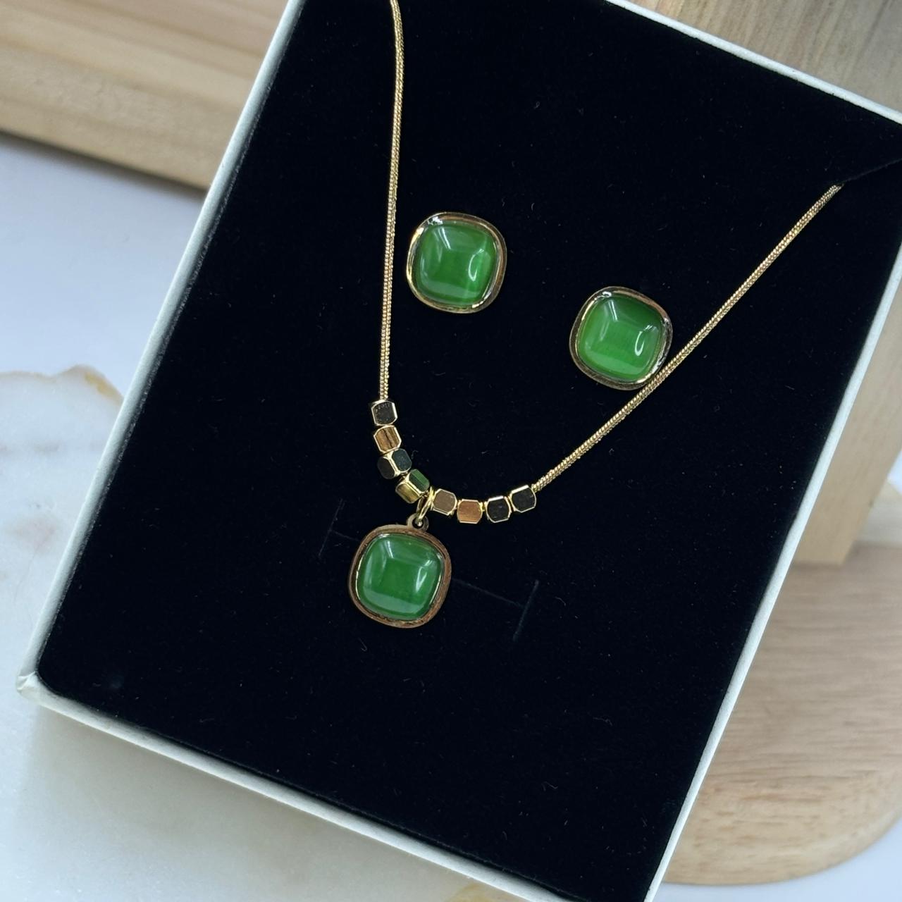 Emerald Elegance Jewellery Set