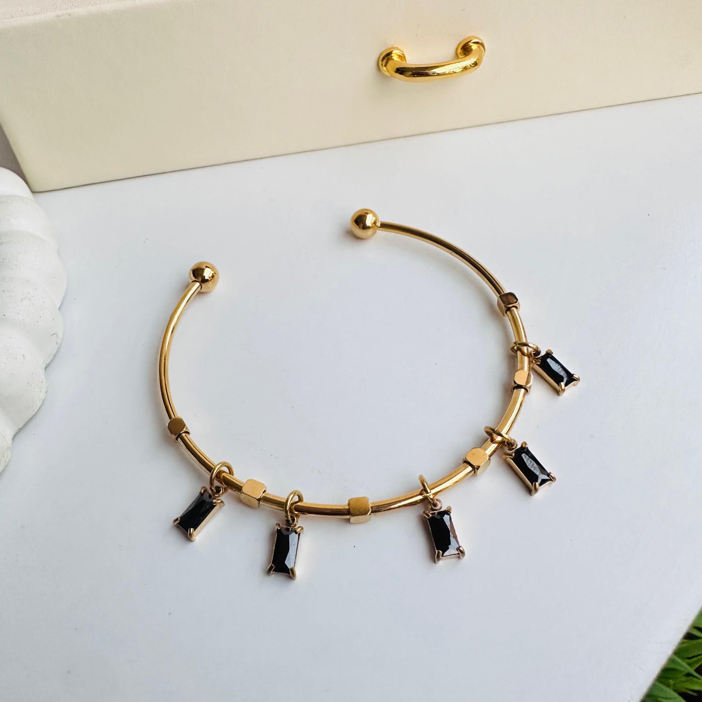 Bella Charm Black 18K Bracelet