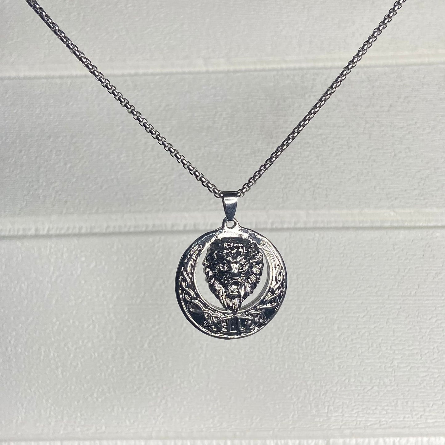 Luna Leo Pendant Chain