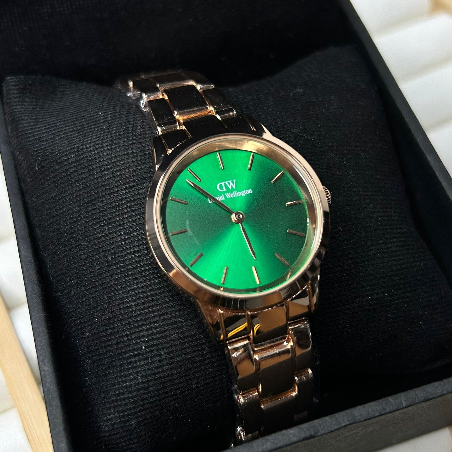 DW 28 mm Round Chain Watch 04