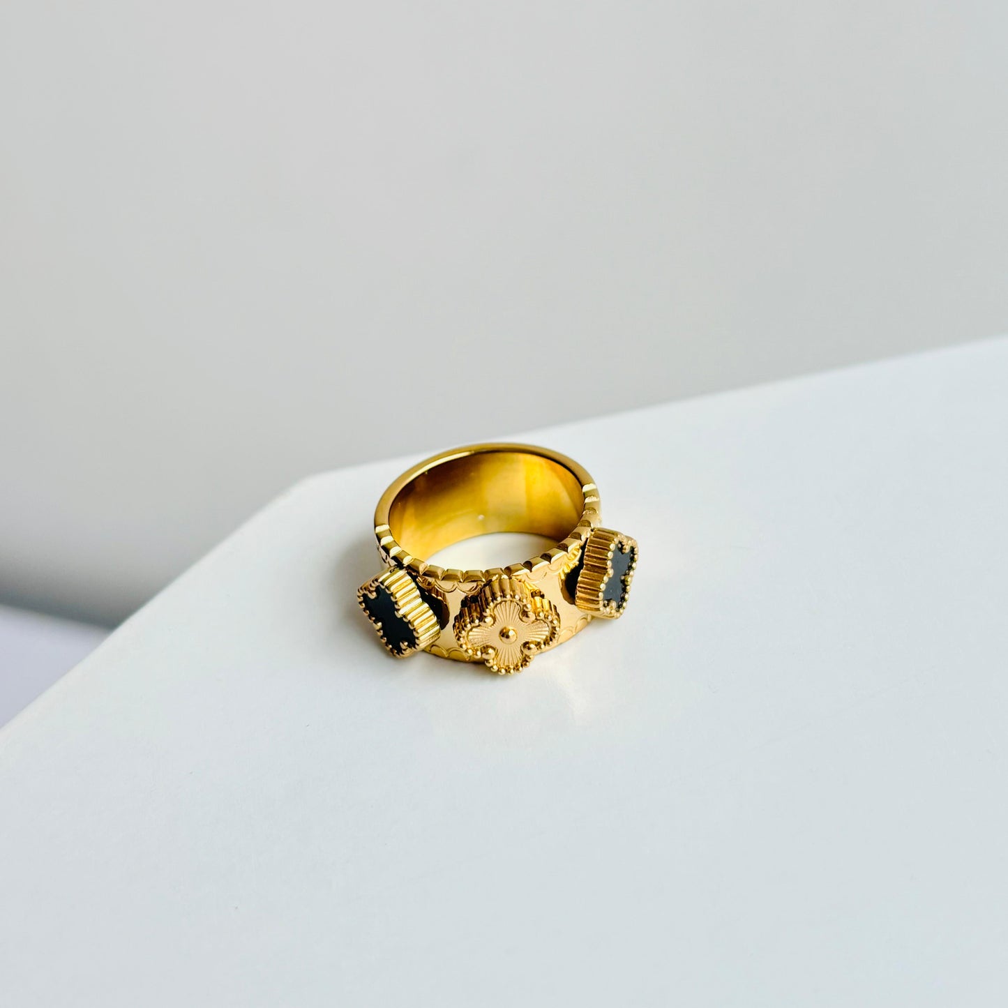 Luxe Clover 18K Band Ring