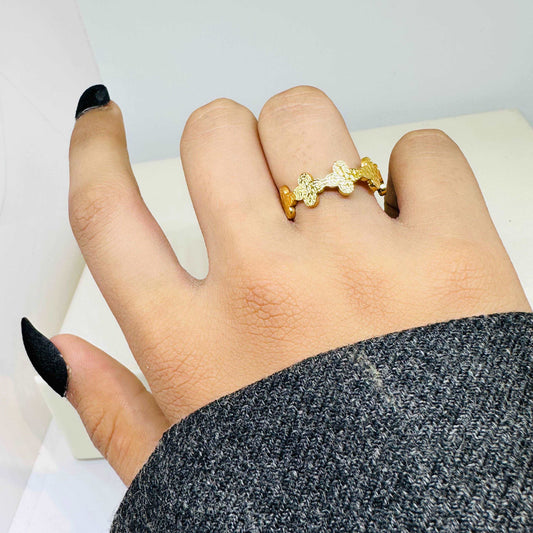 Clover 18K Band Ring