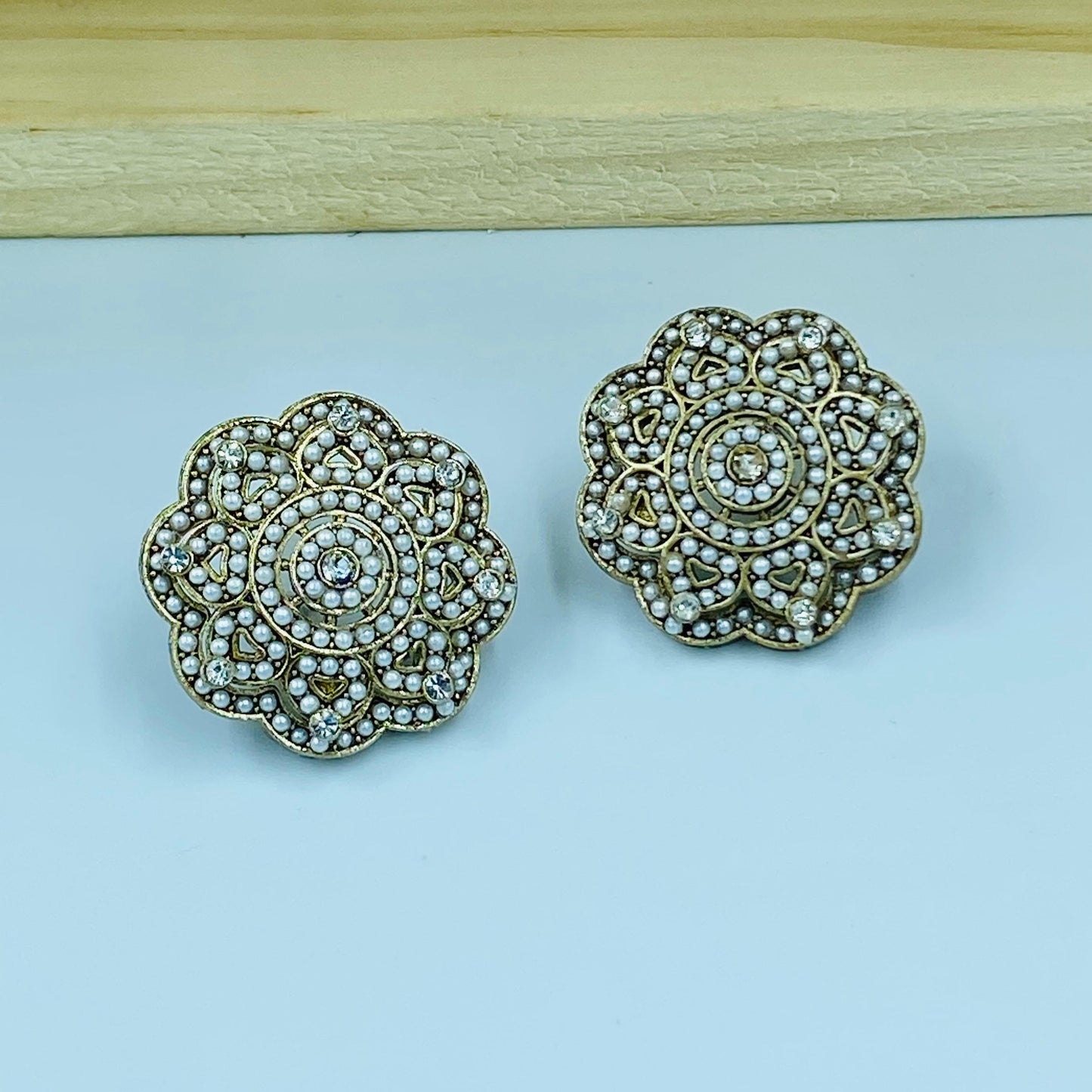 Ivory Gul Studs