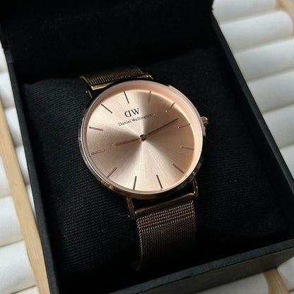DW 32 mm Round Watch 02
